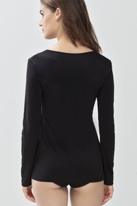Czarny top z długim rękawem wykonany z gładkiego, elastycznego materiału. Charakteryzuje się niskim dekoltem z tyłu i dopasowanym krojem, uzupełnionym eleganckim designem.