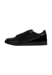 Sneakers in pelle nera con una texture liscia, dotate di chiusura con lacci e dettaglio con zip laterale. Branding sottile sul lato. Suola in gomma piatta.