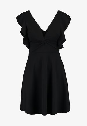 Svart kjole med V-hals, korte volangermer og en tettsittende kropp. Skjørtet vider seg ut, laget av et glatt, lett stoff.