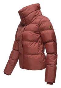 Giacca imbottita di colore rosa scuro, con colletto alto, chiusura a zip, polsini a coste e una toppa con il logo sulla manica. Texture lucida.