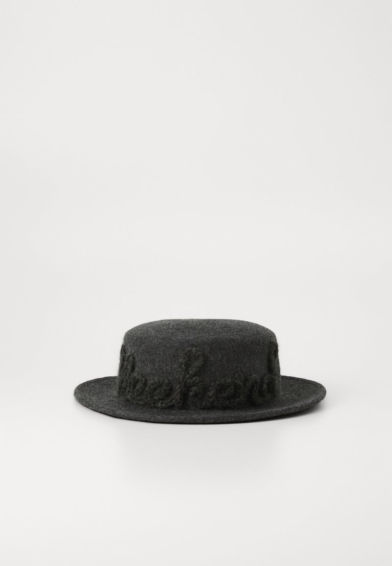Grijze vilten hoed met een platte rand en een ronde kroon, voorzien van textuur borduurwerk dat "besher" rond de band spelt.
