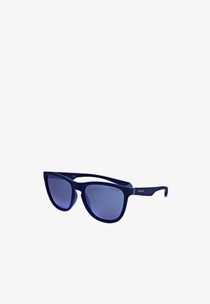 Blauwe Polaroid-zonnebril met rechthoekig montuur en donker getinte glazen op een witte achtergrond.