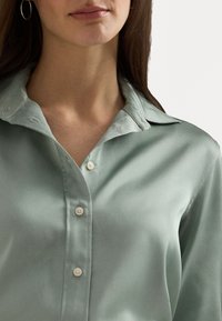 Lauren Ralph Lauren CLASSIC FIT SATIN CHARMEUSE SHIRT - Camicia - soft laurel