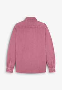 Cămașă cu mânecă lungă de culoare roz pal, realizată dintr-un material moale. Prezintă un guler ascuțit, manșete cu nasturi și o textură netedă, uniformă, fără modele.