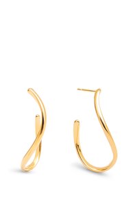 Boucles d'oreilles en forme de créoles plaquées or avec un design torsadé, présentant des surfaces lisses et brillantes, et des formes allongées qui s'enroulent doucement.