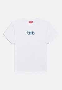 Λευκό κοντομάνικο T-shirt με μπλε οβάλ λογότυπο που απεικονίζει ένα στυλιζαρισμένο "D" στο στήθος και κόκκινη ετικέτα Diesel μέσα στην κολάρα.