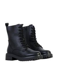 Paire de bottes de combat en cuir noir à lacets, avec fermetures éclair latérales et semelles épaisses à relief, sur fond blanc.