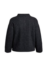 Ciemnoszary sweter z dzianiny z teksturowanym wzorem w warkocze, z szerokim kołnierzem i opuszczonymi ramionami. Luźny krój z długimi rękawami.