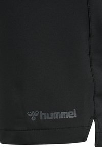 Zwarte sportieve shorts met een gladde textuur, voorzien van een grijs "hummel" logo nabij de zoom en een zijopening voor gemakkelijke beweging.