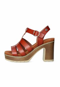 Sandali platform in pelle rossa con tacco spesso, dotati di fasce larghe, fibbia alla caviglia e soletta testurizzata. Design classico con suola a contrasto color tan.