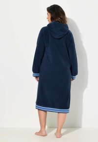 Robe con cappuccio di colore blu navy realizzato in morbido fleece, con dettagli a strisce blu e bianche sui polsini e sull'orlo, dal taglio rilassato.