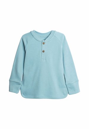 Jasnoniebieska koszula dla malucha z długim rękawem, zaokrąglonym dołem, dwoma brązowymi guzikami przy szyi oraz ściągaczami na rękawach na jednolitym białym tle.