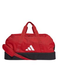 Bolsa de deportes roja con correa de hombro ajustable, cierre de cremallera y base negra. Presenta el logo blanco de Adidas y un tejido texturizado.