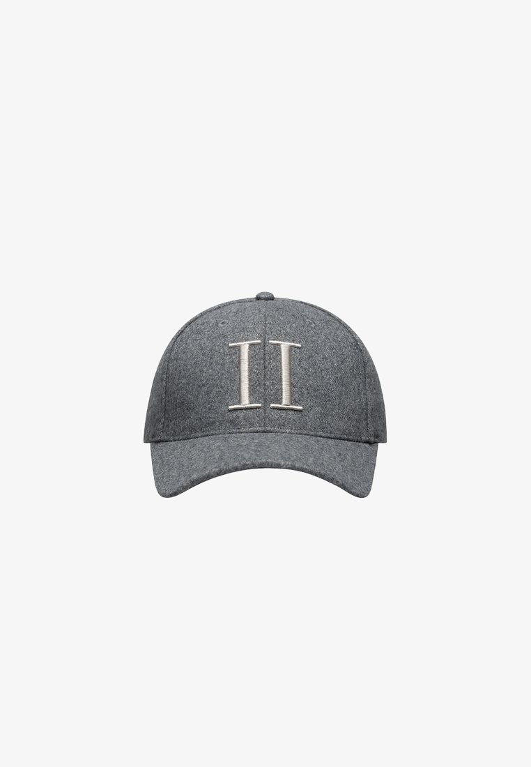 Casquette de baseball grise avec une visière incurvée et le chiffre romain II blanc brodé au centre avant.
