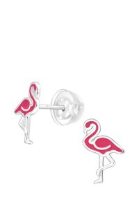 Orecchini a perno a forma di fenicottero in metallo tono argento, con dettagli in smalto lucido. Ogni orecchino presenta un design distintivo di fenicottero.