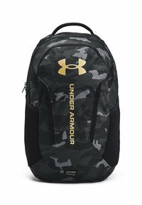 Sac à dos camouflage noir avec le logo doré "Under Armour", en tissu durable, avec poches latérales en mesh et une poignée supérieure pour un transport facile.