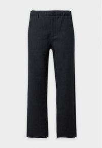 Pantalon noir droit avec passants de ceinture, bouton devant et fermeture éclair sur un fond clair uni.
