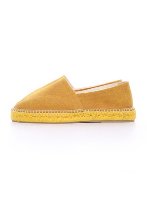 Scarpa slip-on di tessuto giallo con punta affusolata e suola in juta naturale. Presenta cuciture lungo la suola e un design semplice e minimale.