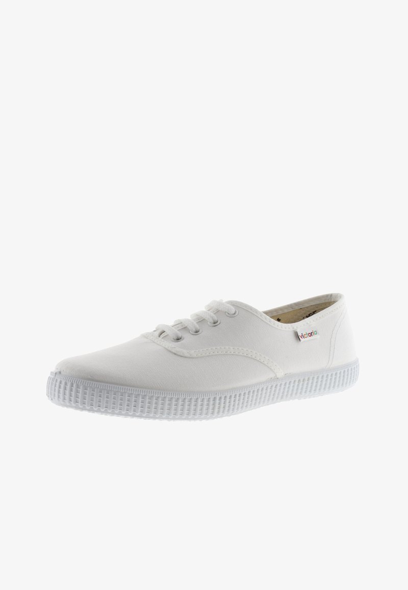 Sneakers bianchi in tela con punta rotonda, design con lacci, suola in gomma testurizzata e un sottile accento di branding. Finitura in tessuto liscia.