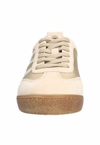 Baskets beige en matériaux suede et satin, présentant un bout rond, une semelle plate en caoutchouc et un système de laçage plat. Des accents texturés sont présents.