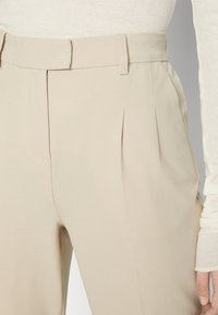 b.young BYDANTA CLASSIC PANTS - Calças - cement