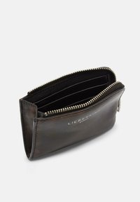 Ciemnobrązowy skórzany portfel z zamkiem błyskawicznym, wyposażony w wiele przegródek na karty oraz gładką fakturę. Na przodzie znajduje się wytłoczone logo marki.