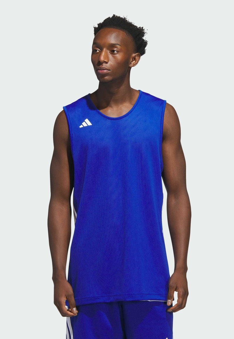 Canottiera atletica blu senza maniche con una texture a rete. Presenta il logo Adidas bianco sul lato sinistro del petto e strisce laterali in contrasto.