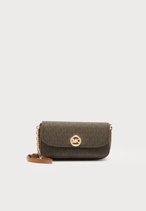 Sötétbarna Michael Kors oldaltáska arany lánc pánttal és kerek arany MK logóval az elülső fedéllel, fehér háttér előtt.