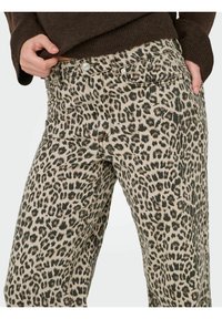 Hlače s leopard uzorkom u bež i crnoj boji, s kopčanjem na dugme, prednjim džepovima i ravnim nogavicama. Teksturirani materijal.