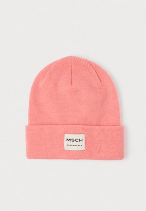 Roze gebreide beanie met omgeslagen rand en een wit rechthoekig label met de tekst "MSCH Copenhagen" in het midden van de rand.