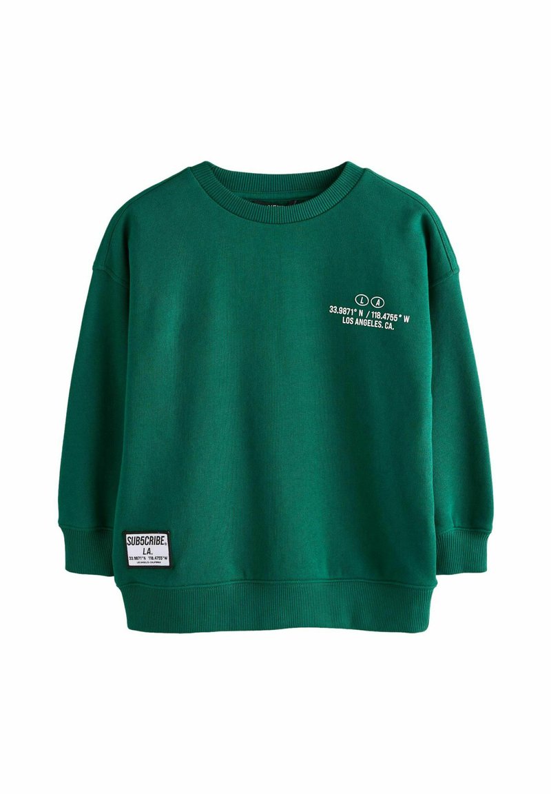 Groene sweatshirt gemaakt van een katoenmix, met een geribbelde halslijn en boorden. De voorkant heeft witte tekst met coördinaten en een merkelabel aan de zoom.