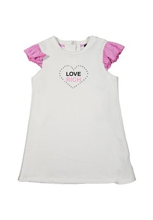 Abito bianco senza maniche con maniche a volant in pizzo rosa. La parte anteriore presenta "LOVE" in nero e "RICH" in rosa, circondati da dettagli in strass.
