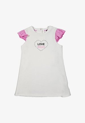 Abito bianco senza maniche con maniche a volant in pizzo rosa. La parte anteriore presenta "LOVE" in nero e "RICH" in rosa, circondati da dettagli in strass.