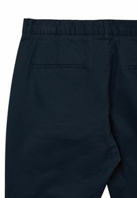 Pantaloni blu navy con elastico in vita, dotati di due tasche posteriori, con un taglio dritto e una texture liscia.