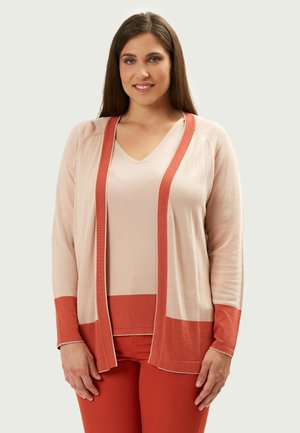 Cárdigan rosa claro con acentos coral contrastantes, de abertura frontal, de mangas largas y textura suave, colocado sobre una camiseta de cuello en V.