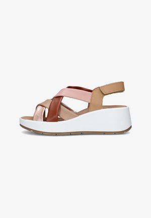 Sandalo zeppa con suola bianca e cinturini in pelle sovrapposti in beige, marrone, rosa e oro rosa metallizzato, con cinturino alla caviglia con chiusura a strappo.