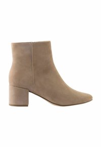 Stivaletto in suede beige con punta affilata e tacco a blocco. Texture liscia e design minimalista, con chiusura zip sul retro.