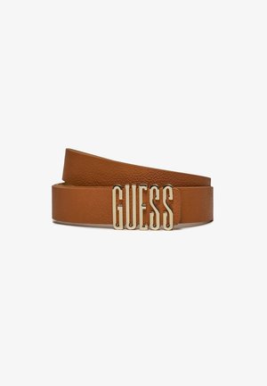 Cintura in pelle marrone testurizzata con un prominente logo "GUESS" in tono dorato come chiusura, con una finitura liscia e lunghezza regolabile.