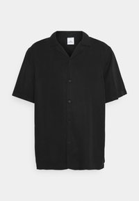 Chemise noire à manches courtes, à boutons, avec un col camp, fabriquée dans un tissu léger, présentant une coupe décontractée et un détail de couture subtil.