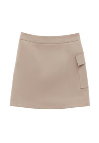 Beige mini nederdel i et glat stof med en lige skæring, der har en sidelomme med en klap og to frontsømdetaljer.