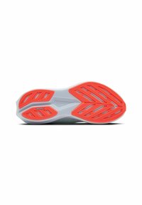Suola della scarpa da corsa con intersuola bianca, motivo in gomma rossa per trazione e fori di ventilazione per traspirabilità, con il logo "BROOKS".