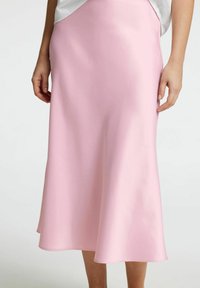 Jupe midi en satin rose avec une texture lisse, une forme évasée et un ourlet net. La taille offre une apparence ajustée à la taille.