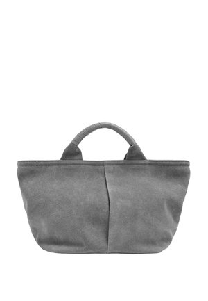 Szara zamszowa torebka z owiniętą rączką i prostym pionowym szwem pośrodku, przedstawiona na białym tle.