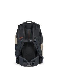 Schwarzer und beiger Rucksack mit gepolsterten Trägern, Netzrücken, verstellbaren Schnallen und einem orangefarbenen Logo auf der Vorderseite. Verfügt über mehrere Taschen.