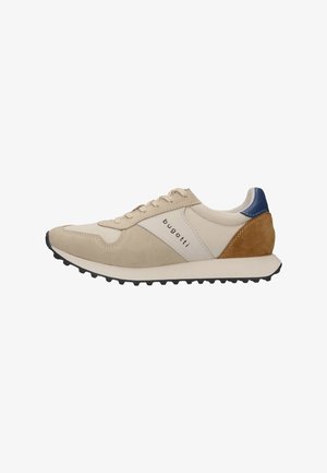 Beige sneaker med ruskind og mesh-materialer, med en blå hæl og tan accenter. Designet med en struktureret sort ydersål og snørebånd.
