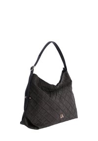 Bolso de tela negra acolchada con diseño curvado, correa de hombro desmontable y detalle metálico, con un patrón de diamantes en toda la superficie.