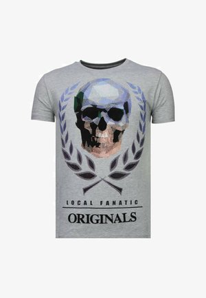 Grijs T-shirt met korte mouwen met een geometrisch schedelontwerp omlijst door laurierbladeren en de tekst "LOCAL FANATIC ORIGINALS" eronder.