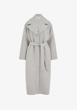 Világosszürke gyapjúkabát széles, nemesített gallérral, derékrészen övvel, hosszú ujjakkal és oldalzsebekkel. Simogató tapintású, térdig érő fazon.