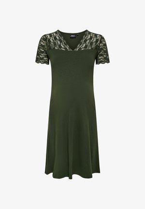 Vihreä mekko, jossa on V-pääntie ja lyhyet pitsihihat. Pehmeä Kangas, liehuva siluetti ja aaltoilevat reunat hihojen helmassa.