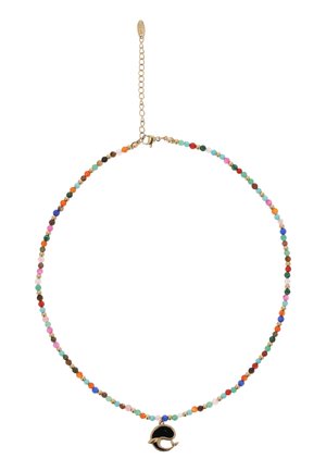 Flerfarvet perlehalskæde med gulddetaljer og en sort og guldfarvet hvalformet vedhæng, sikret med en guldkæde-lås.